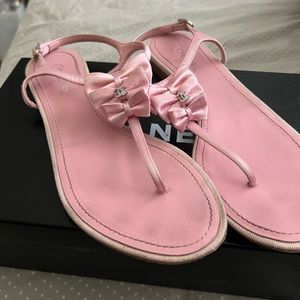 CHANEL AUTHENTIC PINK SANDALS. FORMER LOVED. SIZE 38.